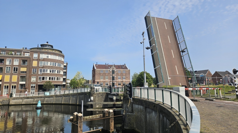 Prinses Julianabrug in storing, gesloten voor fietsers en voetgangers