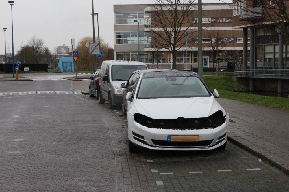 Eigenaar ziet auto zonder koplampen