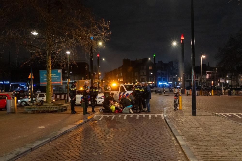 Pizzakoerier kijkt op telefoon en raakt gewond bij val met bezorgscooter