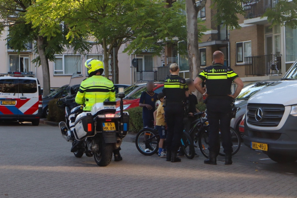 Jongen door meisjes bedreigd met mes en stenen
