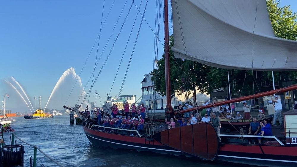 Vlaardingse feestvloot brengt cadeautje aan Schiedam: ‘Ik dacht dat het haring was’