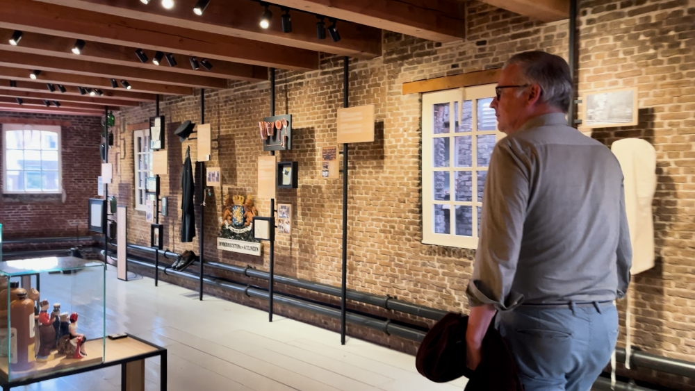 Directeur Jenevermuseum krijgt twee ‘Schiedammertjes’ en legt functie neer