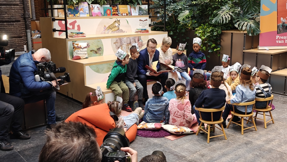 Prins Constantijn en prinses Laurentien lezen voor aan Schiedamse kinderen