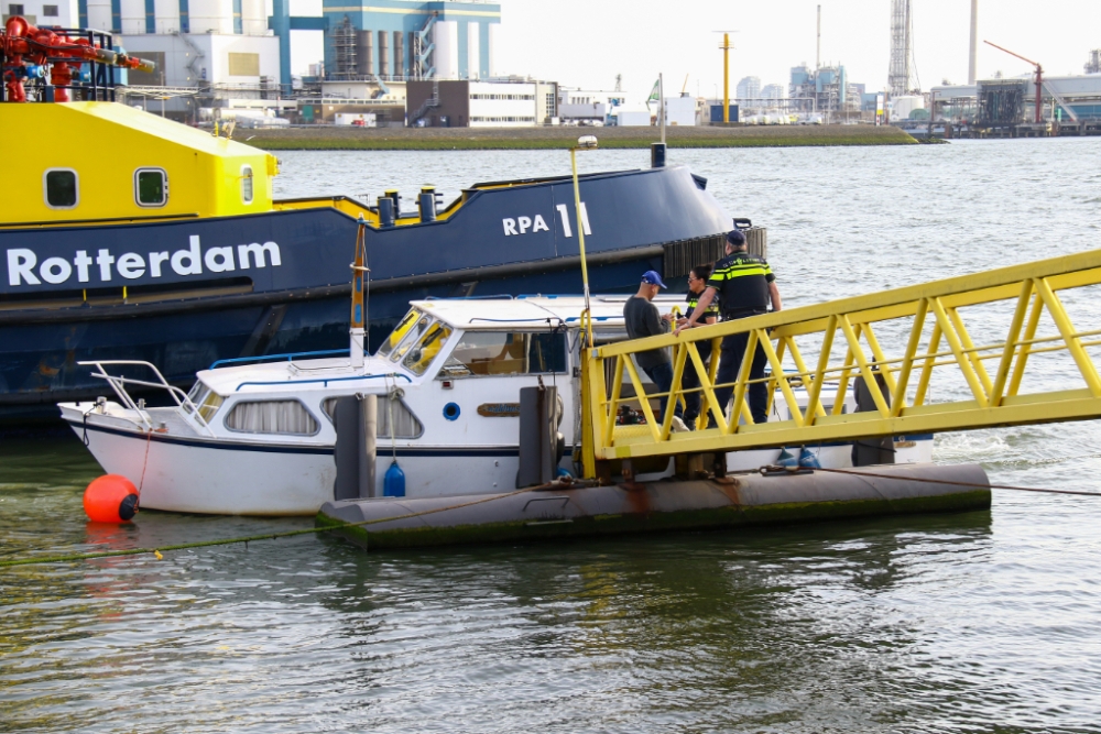 Bootje in problemen op Het Scheur