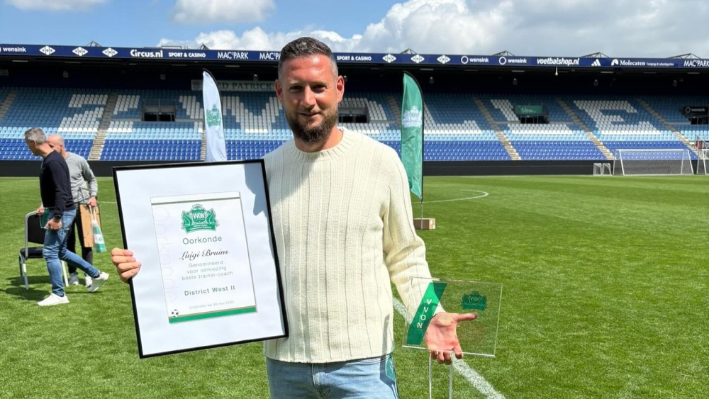 Zwaluwen-trainer Luigi Bruins uitgeroepen tot ‘Trainer van het Jaar’