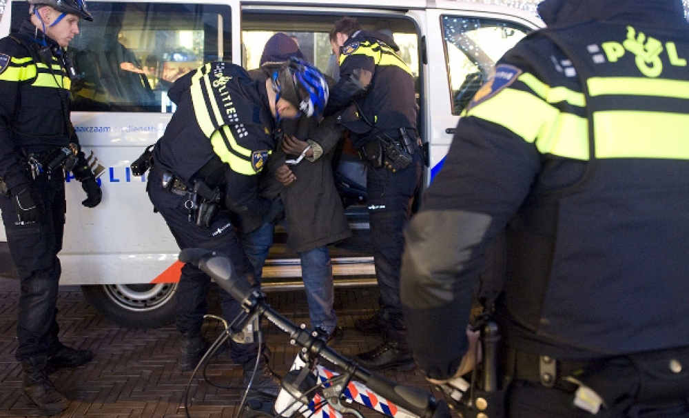 Buurtbewoners: &#039;ME pakt 15 jongeren op op Bachplein&#039;, politie ontkent