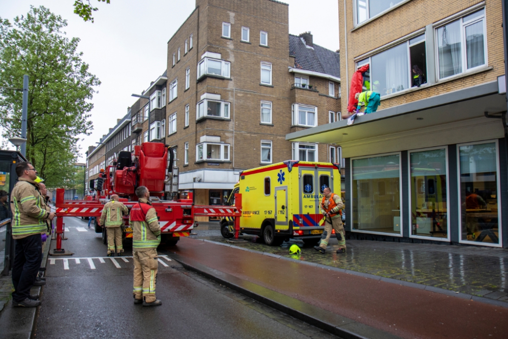 Man zwaargewond na val uit raam, één aanhouding