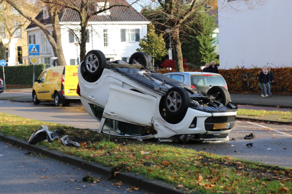 Auto op de kop na aanrijding