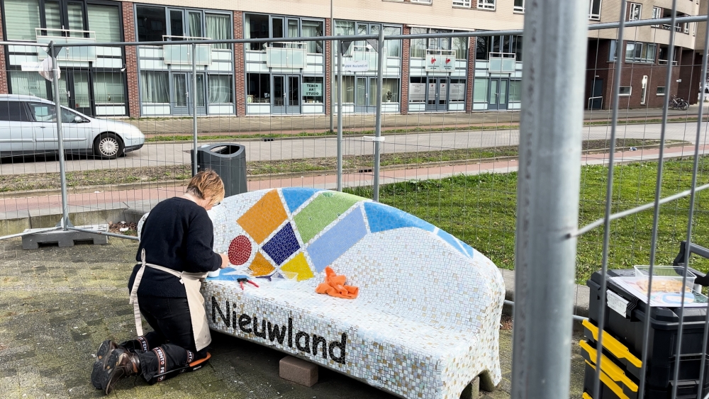 Een kleurrijk herstel: mozaïekbankje op het Willem Dreesplein wordt nieuw leven ingeblazen