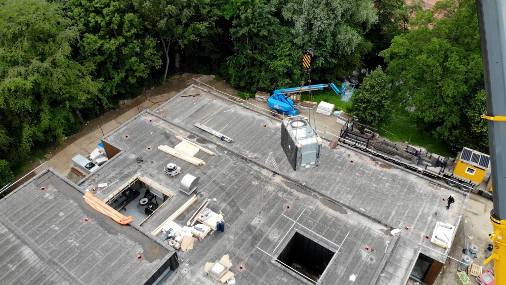 Volgende fase nieuwbouw Beukenhof: nieuwe crematieoven op plek gehesen