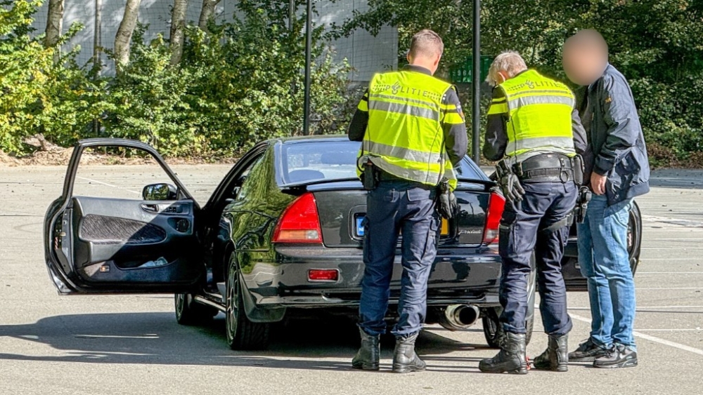 Politie pakt lawaaiige auto’s aan tijdens controle op de Marathonweg Vlaardingen