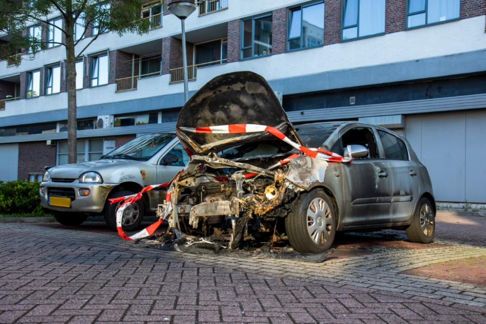 Auto in Nieuwland verwoest door brand