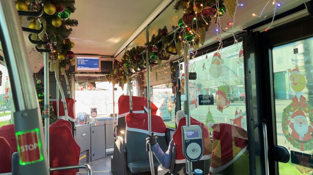 Kerstbus door Schiedam: ‘Ik werd meteen vrolijk toen de bus kwam aanrijden’