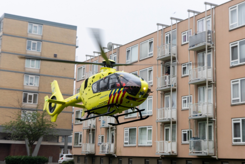 Traumaheli landt tussen de flats in Nieuwland