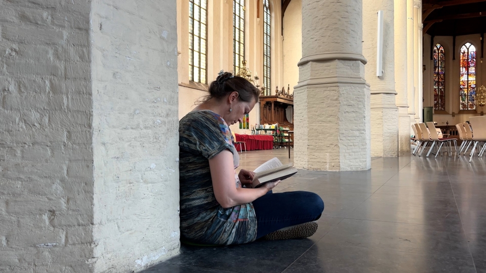 Schiedammers lezen in stilte in de kerk: ‘Tot jezelf komen en tot God’