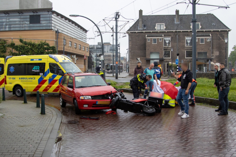 Bezorgscooter rijdt frontaal op tegemoetkomende auto op de Overschieseweg