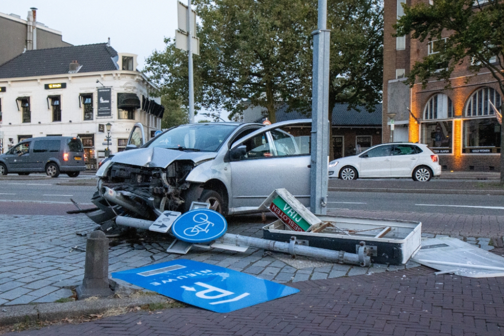 Auto rijdt op paal in centrum door verwarring over TomTom