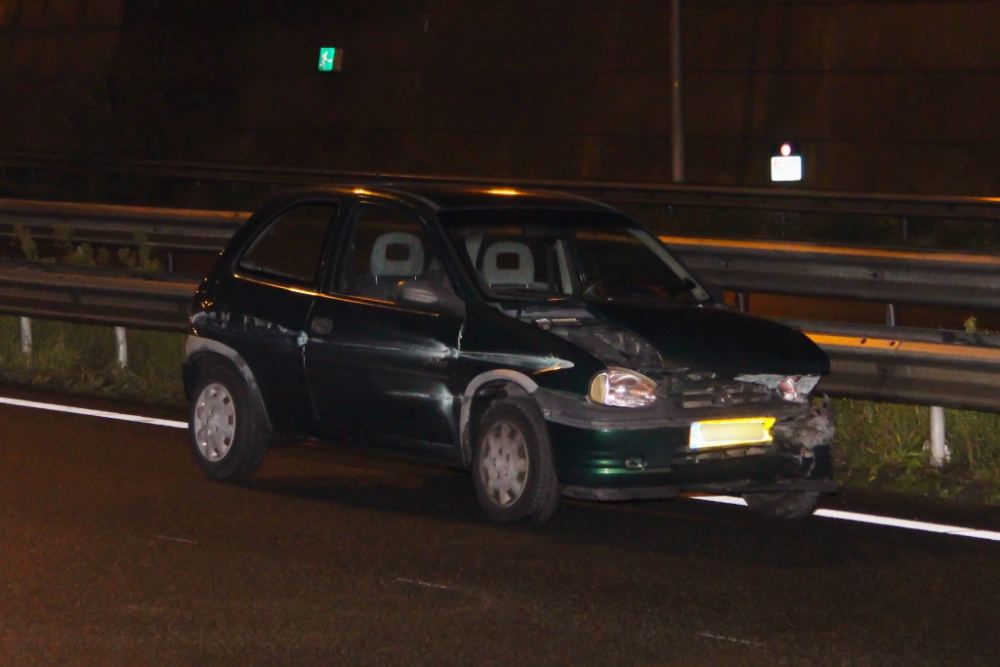 Auto tegen vangrail, fles whiskey op de stoel