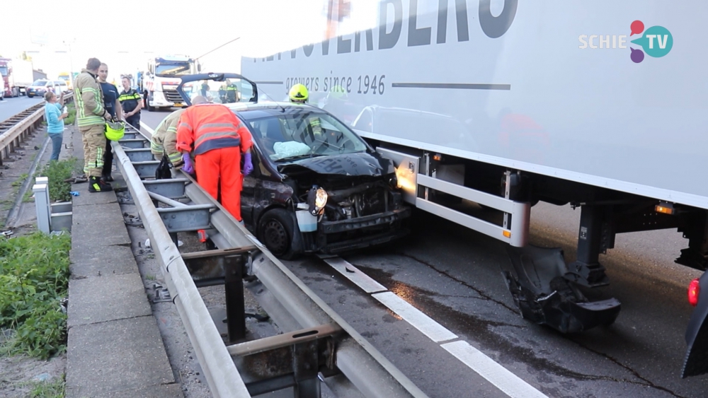 Auto klem tussen vangrail en vrachtwagen A4