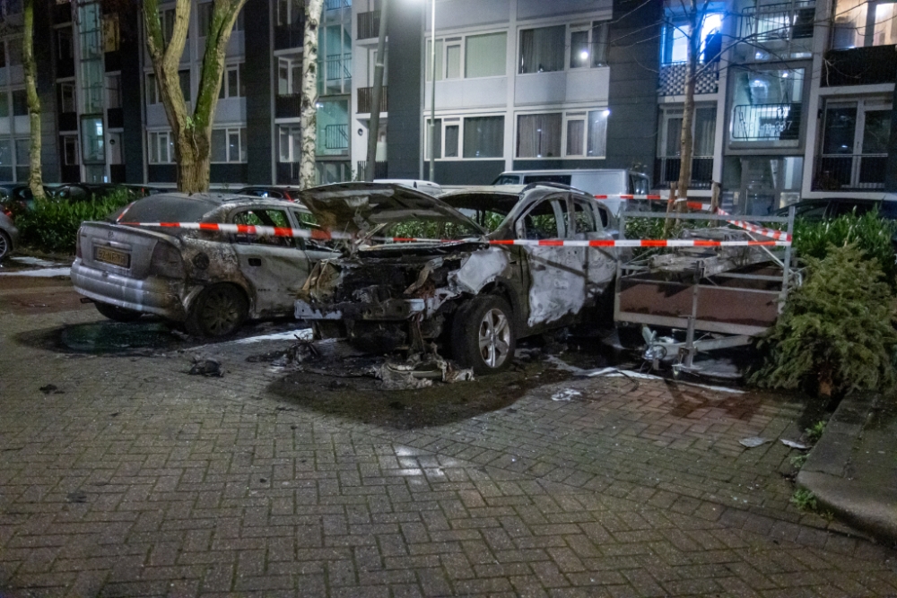 Twee auto&#039;s uitgebrand in Schiedam-Nieuwland