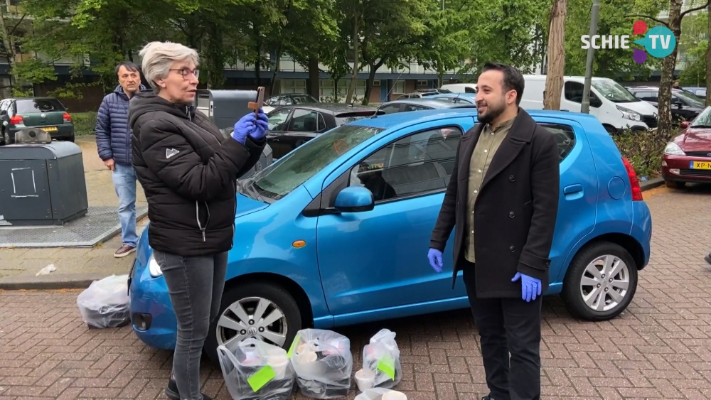 Jongeren helpen Willy Heikamp met het uitdelen van maaltijden aan ouderen in risicogroep