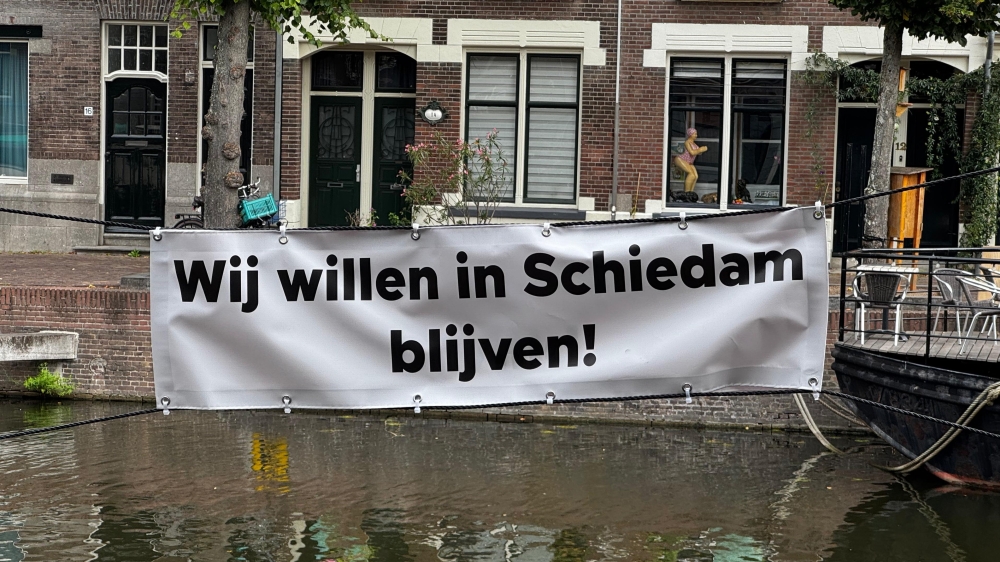 Woonschippers in Lange Haven hangen spandoek op: ‘Wij willen in Schiedam blijven’