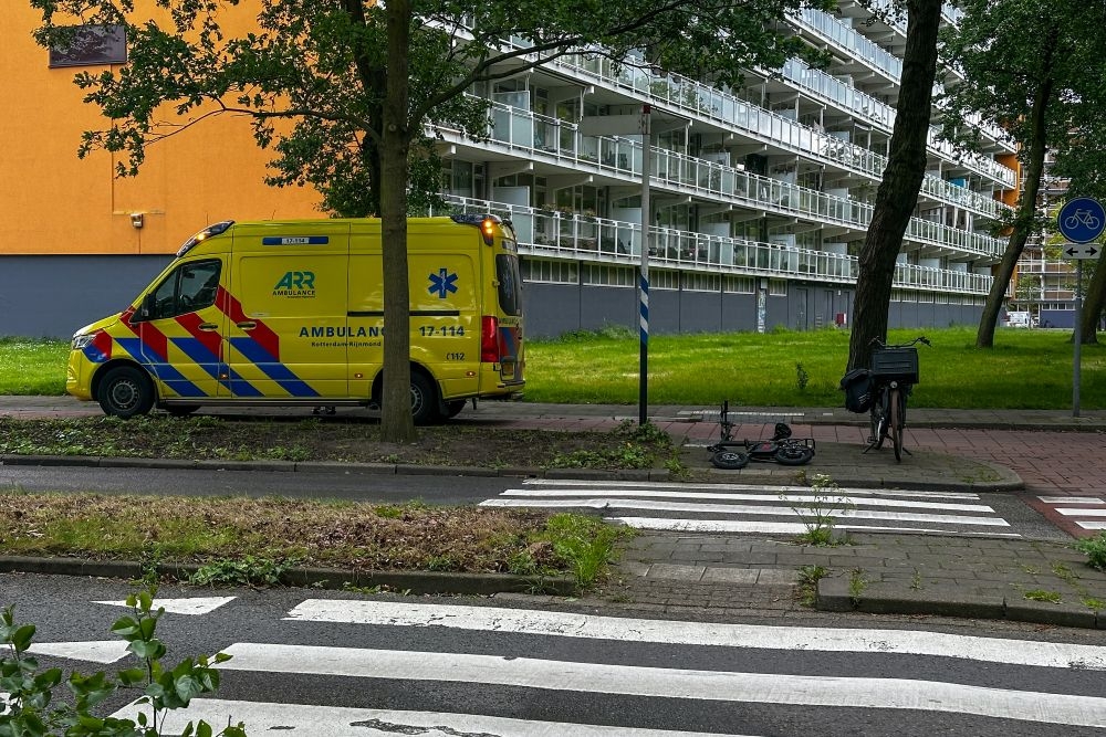 Gewonde bij aanrijding auto-fiets, voorwiel breekt af