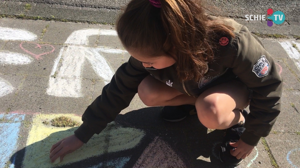 Samen Schiedam 21: stoepkrijten voor de ouderen en heel snel in de tuin werken