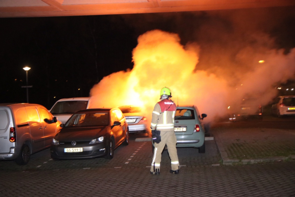 Drie auto’s zwaar beschadigd na brand