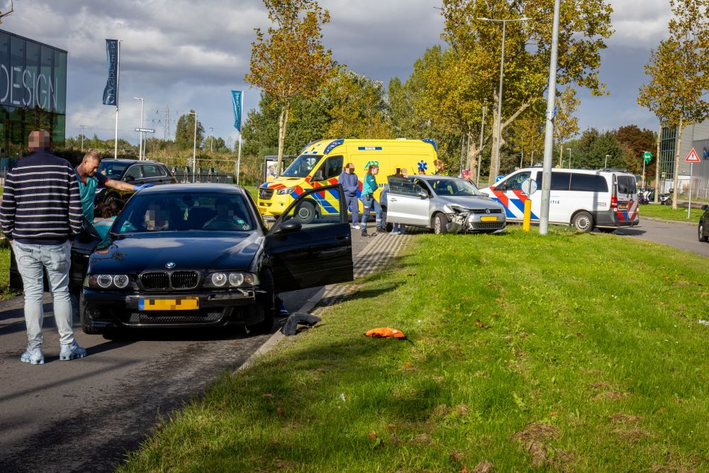Ongeval met twee auto's op kruising 's-Gravenlandseweg