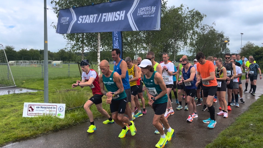Lopers aan de start van de marathon van Vlaardingen in 2024