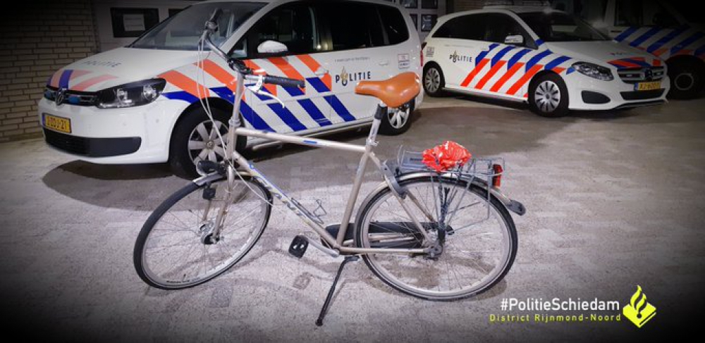 Politie neemt fiets lange blanke oudere man met rugzak in beslag