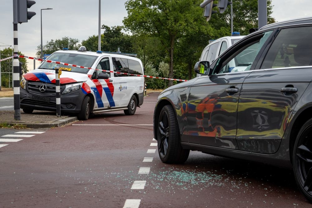 Engelse auto met gat in voorruit gaat ervandoor, achtervolging door politie volgt