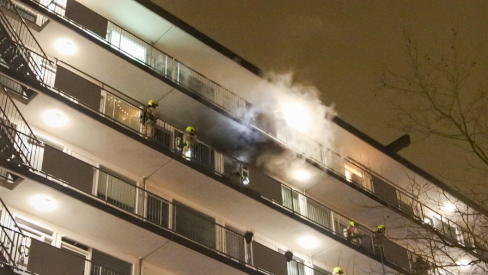 Forse brand in flatwoning op Bart Verhallenplein