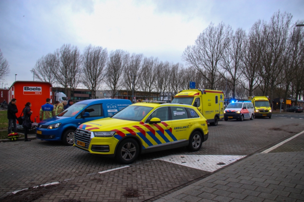 Man onwel op straat in Spaanse Polder