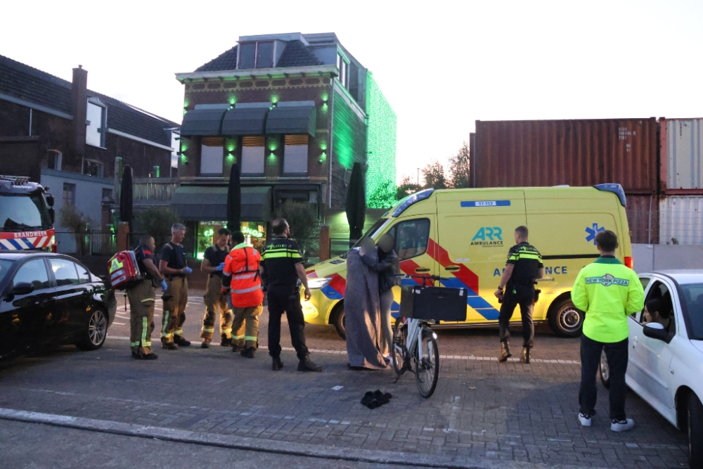 Man loopt water van Koningin Wilhelminahaven in, wordt gered door omstander