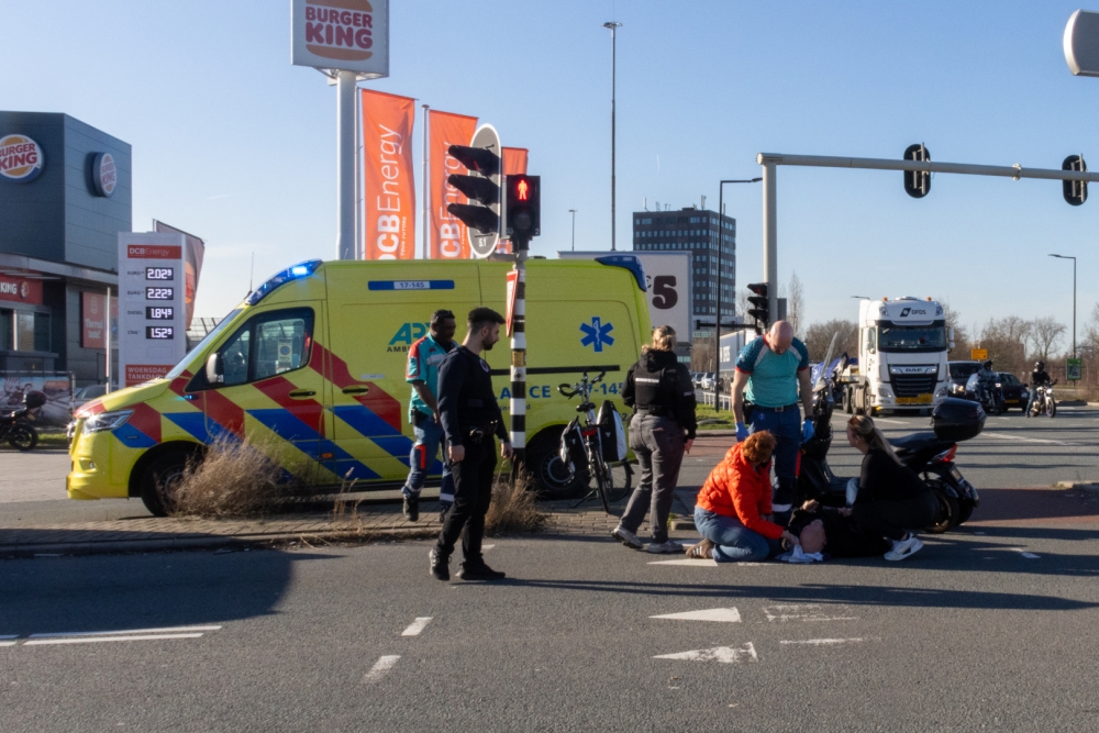 Eenzijdig ongeval op kruispunt in Vlaardingen zorgt voor flinke hoofdwond