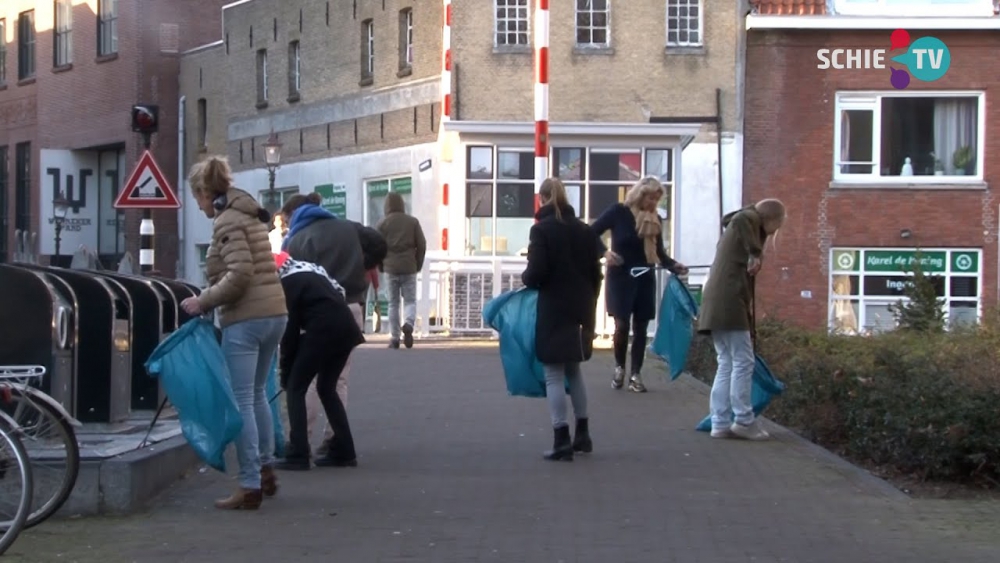 De Ladies&#039; Circle Schiedam ruimen de straten op met grijpers en vuilniszakken