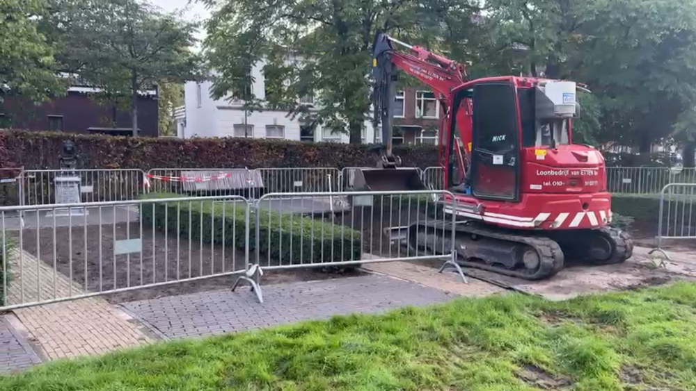 Gemeente graaft grond bij rozenperken in Plantage af na dood vijf honden