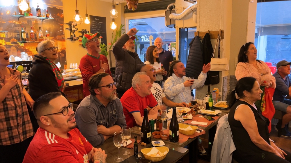 ‘Goloooooo!’ Emotionele voetbalavond voor Portugezen in Schiedams café