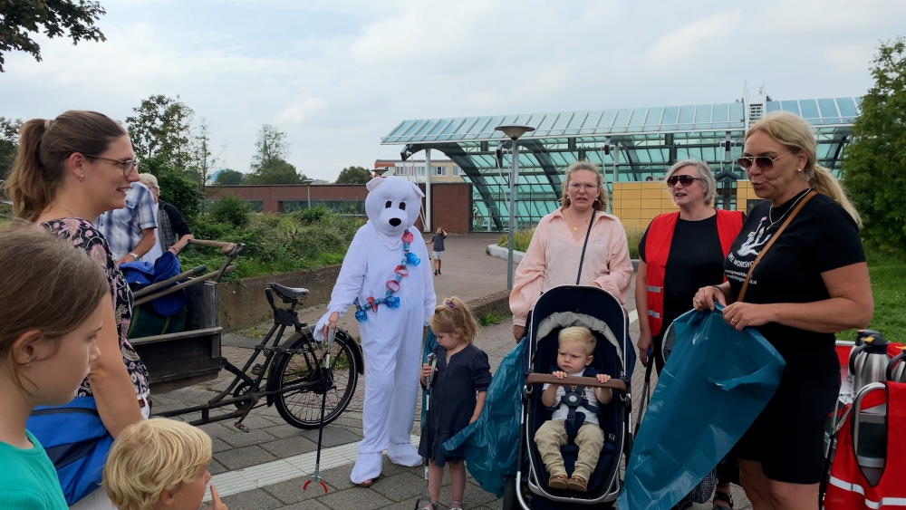 Dealers, poep en overwoekerende planten: bewoners willen actie zien bij metrostation