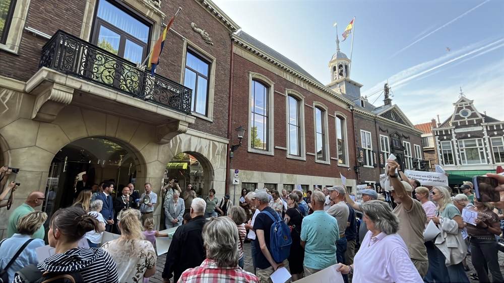 Voorafgaand aan de raadsvergadering was er protest voor het stadhuis. Nadat de burgemeester de petitie in ontvangst had genomen sprak hij de mensen toe