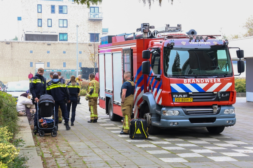 Brandweer schiet meisje te hulp dat vastzit tussen spaken