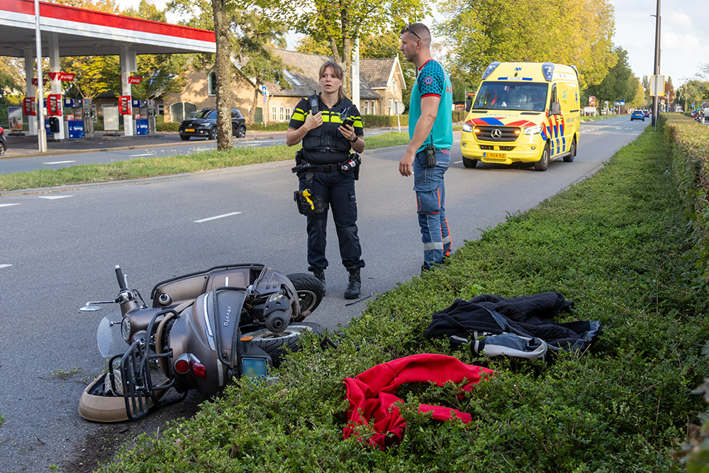 Scooterrijder raakt gewond bij aanrijding op Westlandseweg