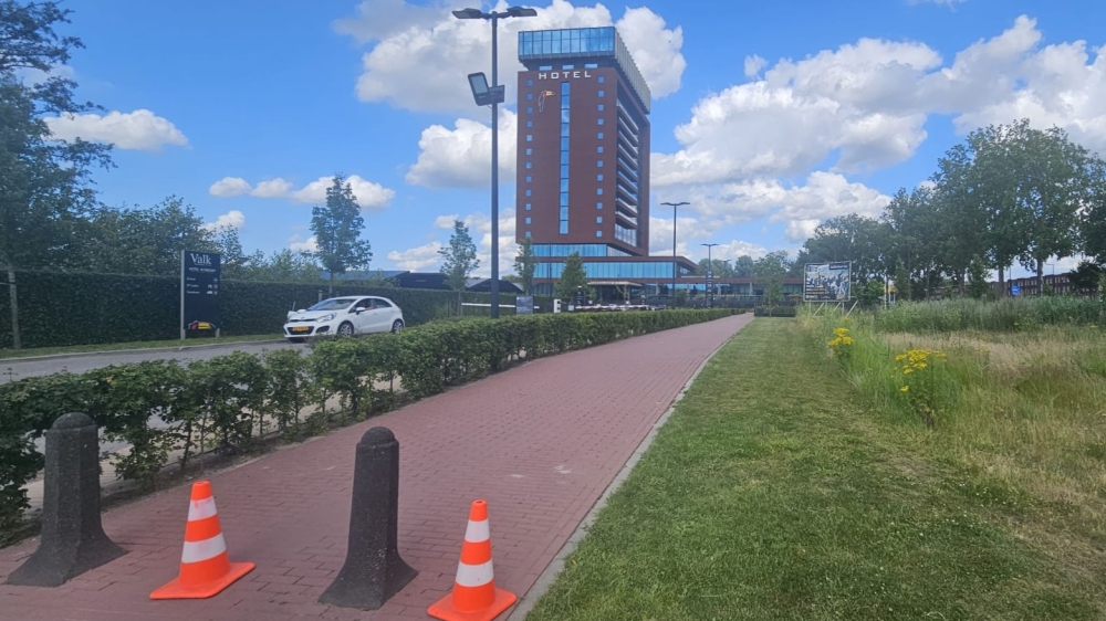 Mensen worden bij de slagboom van het hotel tegengehouden door beveiligers