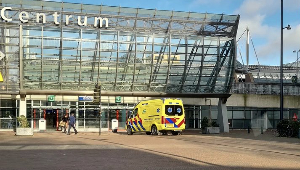 Vrouw valt van lange metrotrappen station Schiedam Centrum