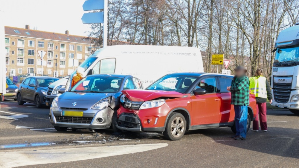 Veel schade bij nieuwe aanrijding op berucht kruispunt Deltaweg