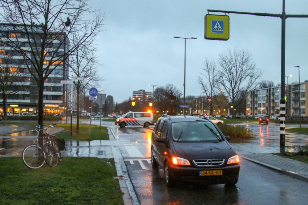 Fietser aangereden door auto op Nieuwlandplein