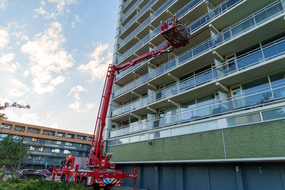 Zonnescherm op Vlaardingse flatwoning raakt los door wind