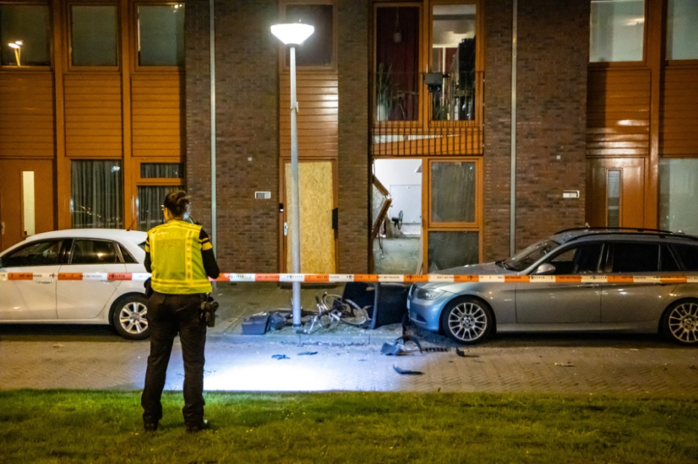 Weer explosie bij woning ouders topcrimineel in Schiedam, twee aanhoudingen, buren boos